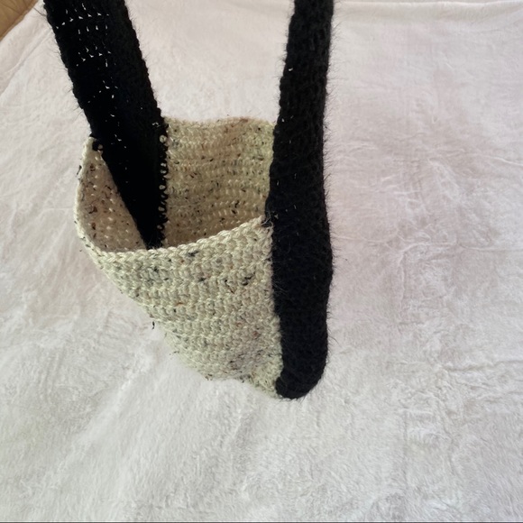 Granny Knit Oatmeal And Black Colored Bag - Picture 5 of 6